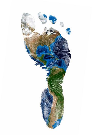 Symbolbild, Fußabdruck mit Landkarte von Nord- und Südamerika vor weißem Hintergrund